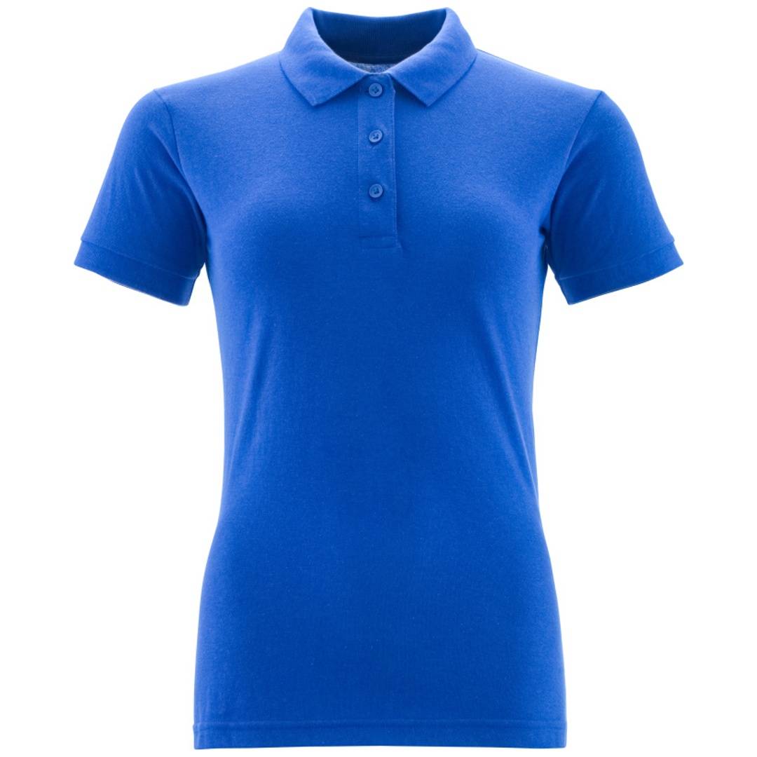 Blaues kurzärmliges Polohemd auf weißem Hintergrund.