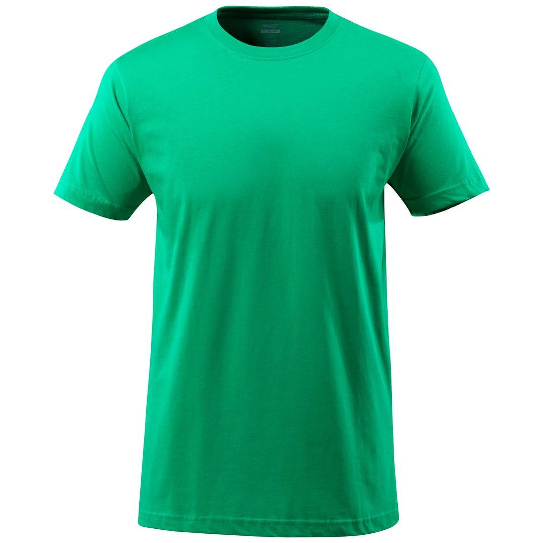 Einfaches grünes T-Shirt mit kurzen Ärmeln auf weißem Hintergrund.
