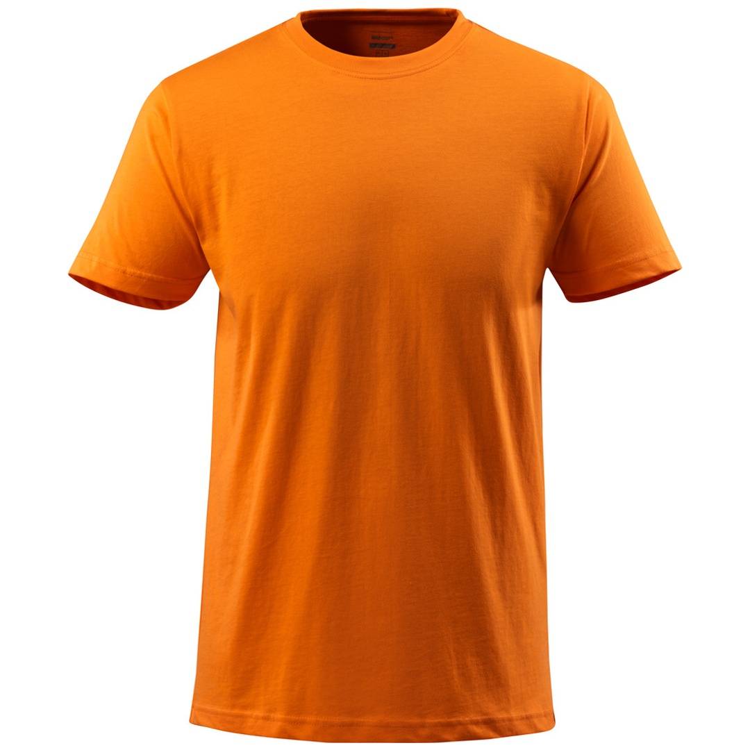 Einfaches orangefarbenes kurzärmeliges T-Shirt von vorne auf weißem Hintergrund gezeigt.