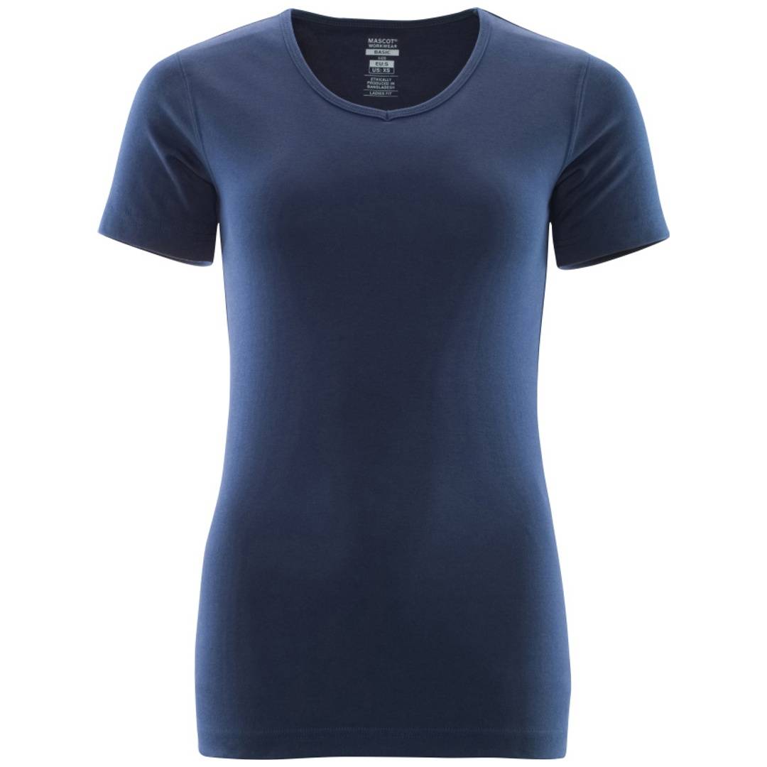 Marineblaues tailliertes Kurzarm-T-Shirt auf weißem Hintergrund.