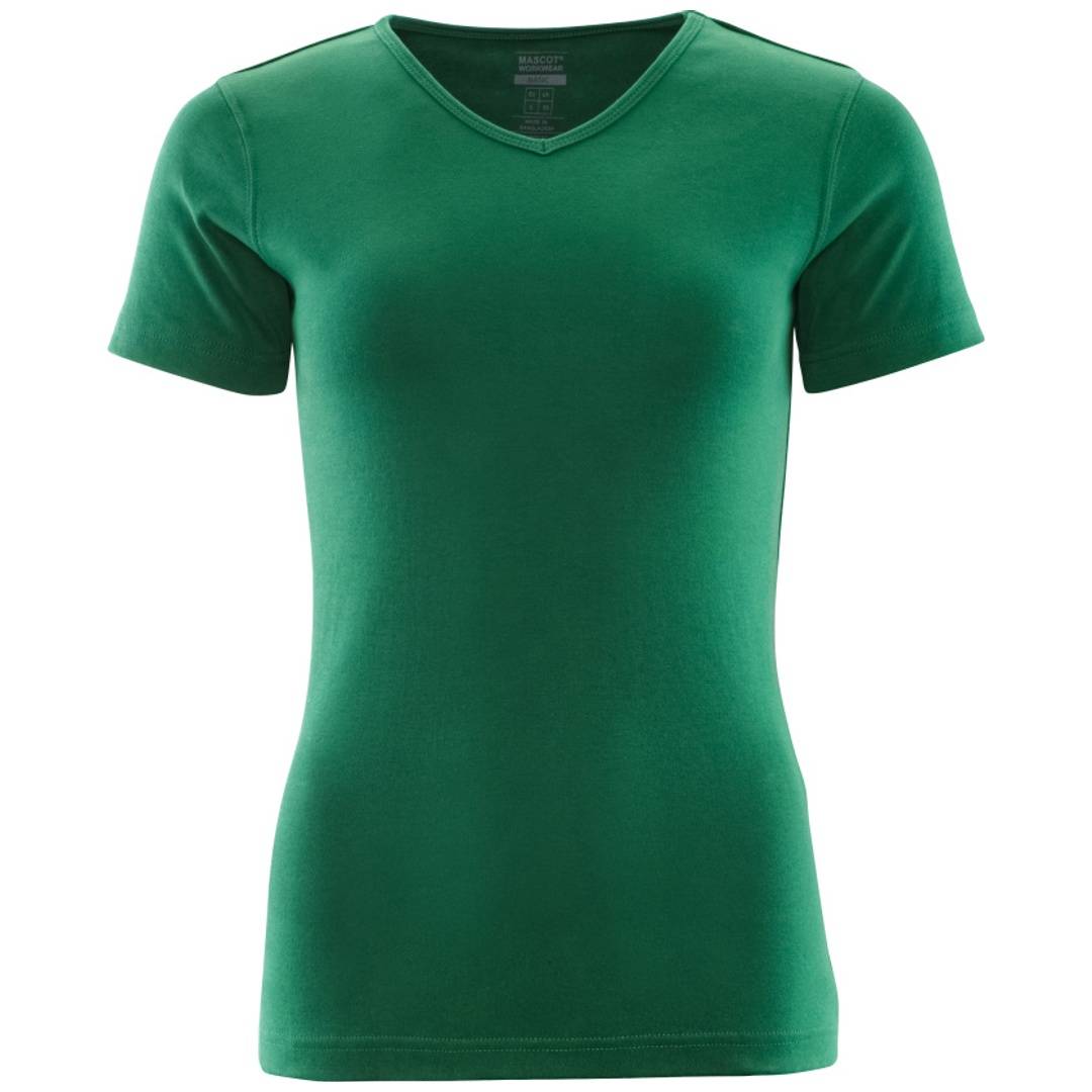 Grünes, kurzärmliges V-Ausschnitt-T-Shirt auf weißem Hintergrund.