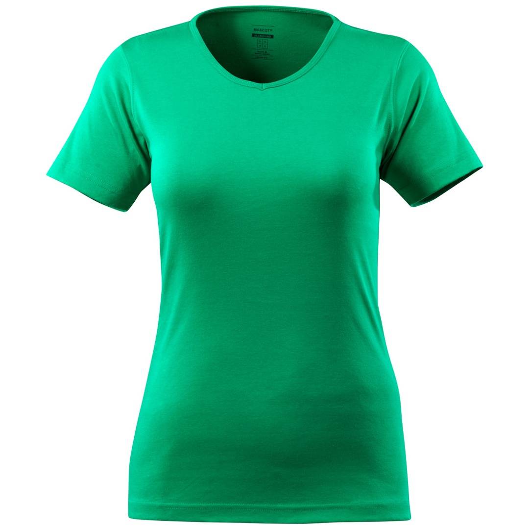 Grünes kurzärmeliges V-Ausschnitt-T-Shirt auf weißem Hintergrund.