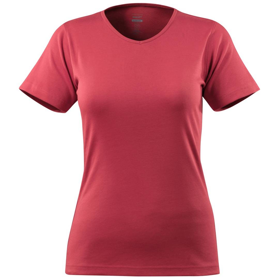 Ein einfaches rotes T-Shirt mit kurzen Ärmeln und V-Ausschnitt auf weißem Hintergrund.