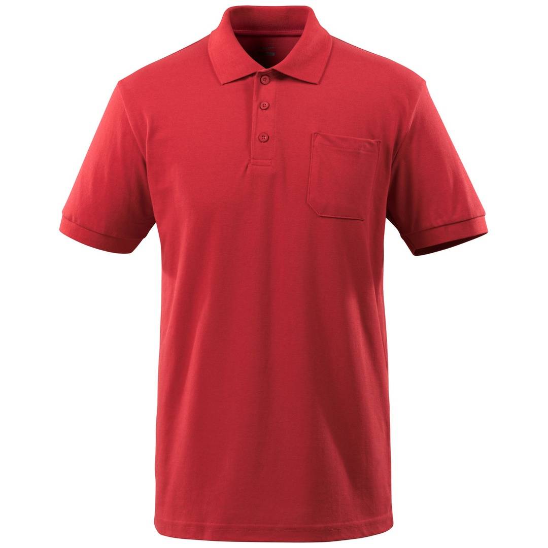 Rotes Poloshirt mit kurzen Ärmeln, Kragen, dreiknöpfiger Knopfleiste und Brusttasche auf weißem Hintergrund.