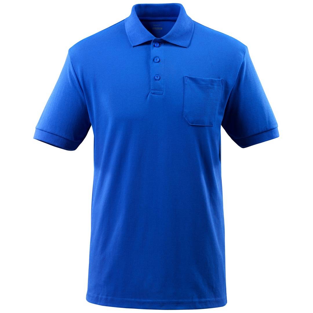 Blaues Poloshirt mit kurzen Ärmeln, Kragen, dreiköpfiger Knopfleiste und Brusttasche auf weißem Hintergrund.