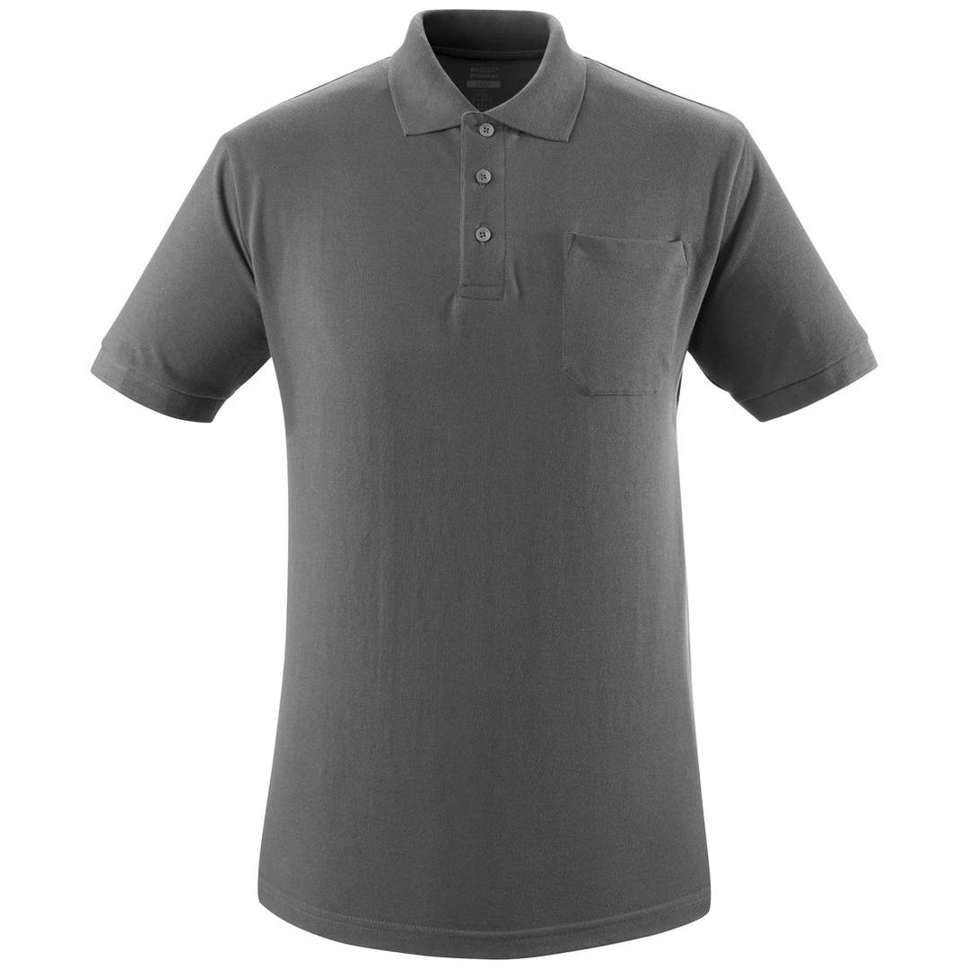 Graues Kurzarm-Poloshirt mit Kragen, dreiknöpfiger Knopfleiste und Brusttasche auf weißem Hintergrund.