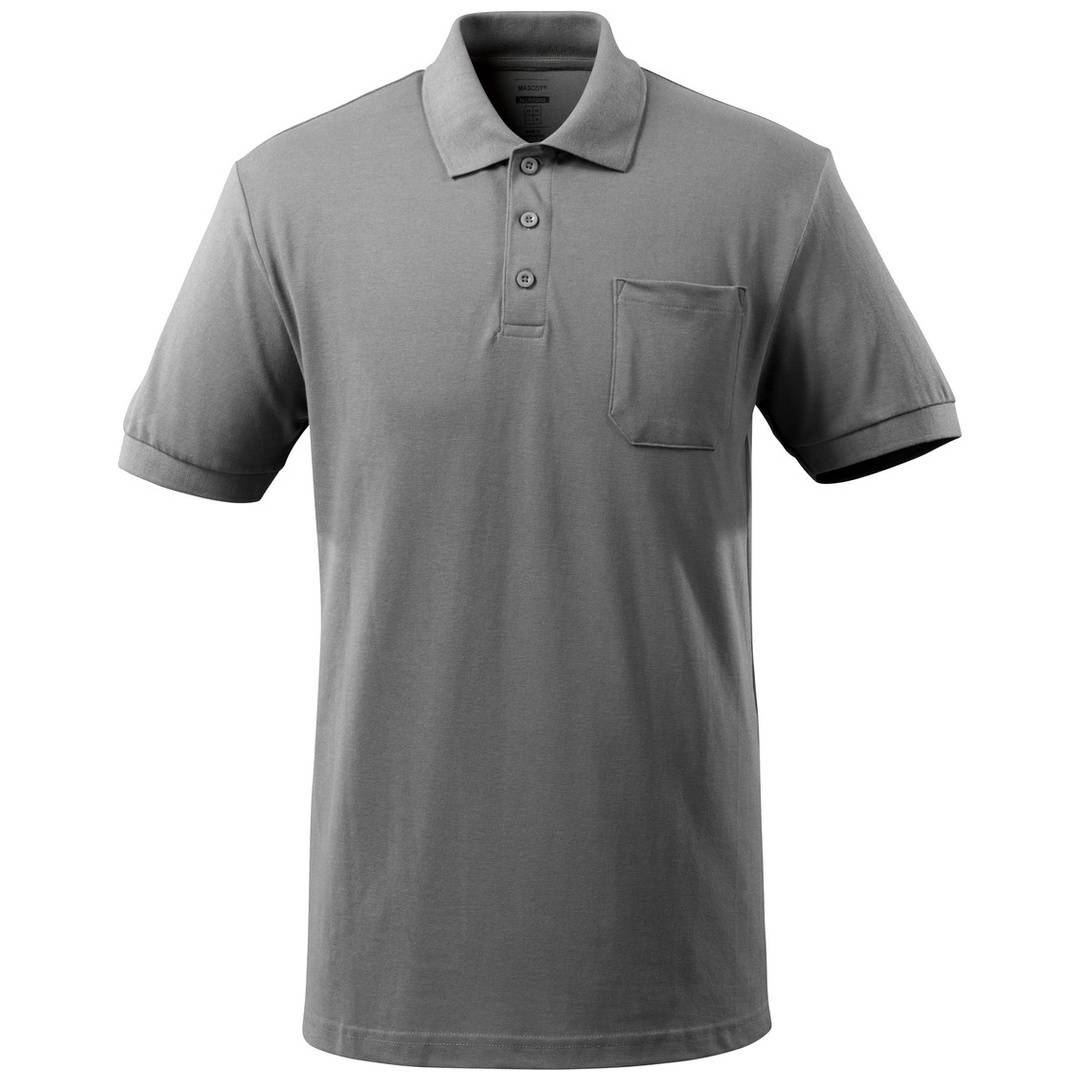 Graues Poloshirt mit kurzen Ärmeln, Kragen, Dreiknopf-Knopfleiste und Brusttasche auf einfachem weißem Hintergrund.