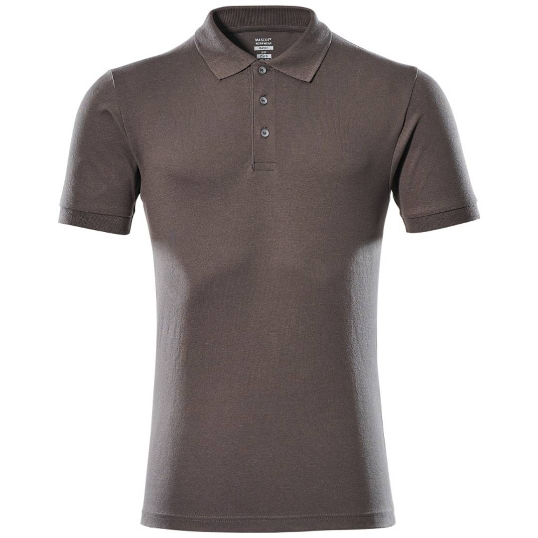 Braunes kurzärmeliges Poloshirt mit Kragen und Dreiknopf-Knopfleiste auf weißem Hintergrund.