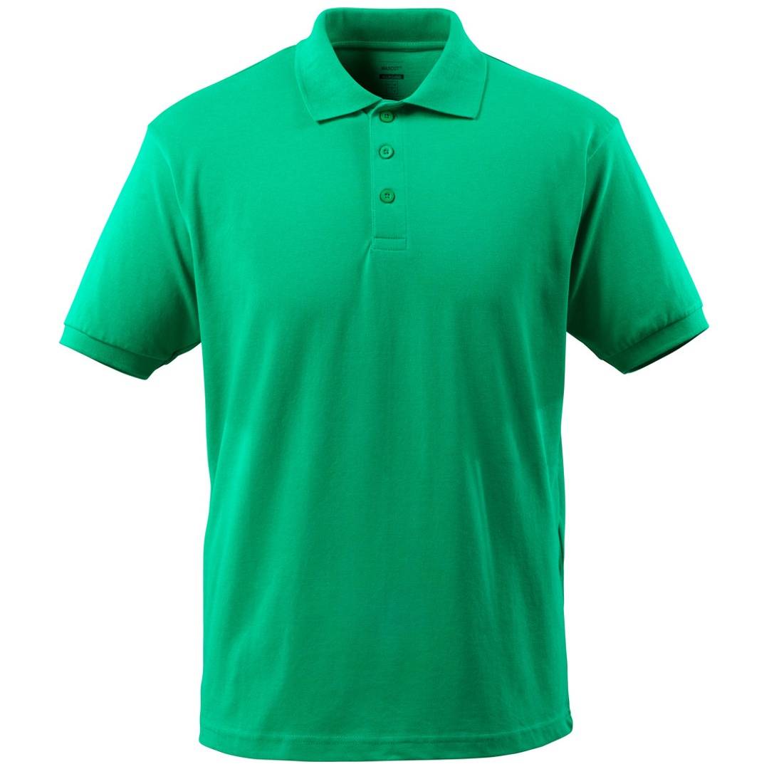 Grünes kurzärmeliges Poloshirt auf einfachem weißem Hintergrund.