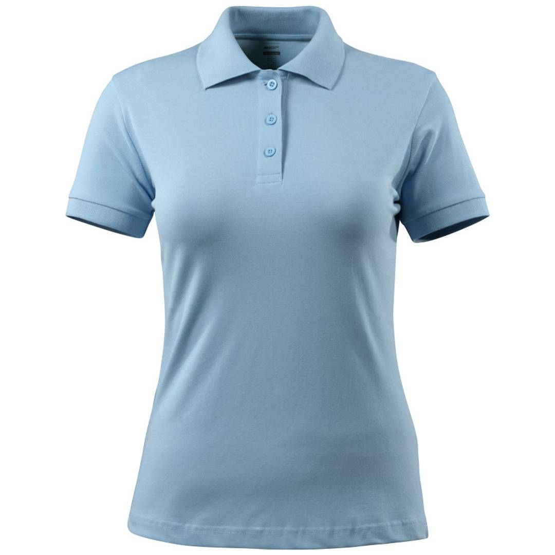 Hellblaues Poloshirt mit Kurzarm, Kragen und Knopfleiste, vor weißem Hintergrund abgebildet.
