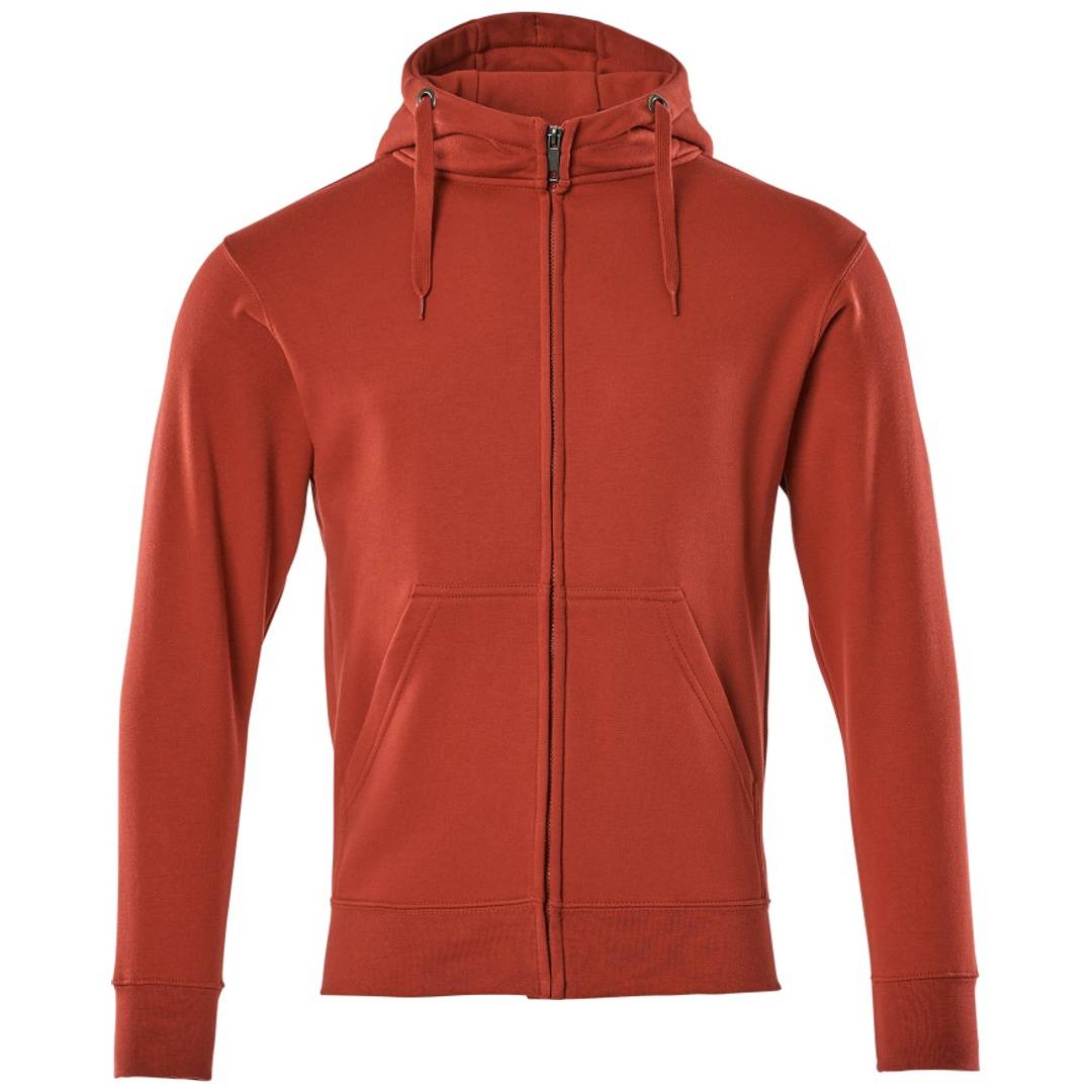 Rostrot gefärbter Reißverschluss-Hoodie mit Kordelzug-Kapuze und vorderer Känguru-Tasche, isoliert auf weißem Hintergrund gezeigt.