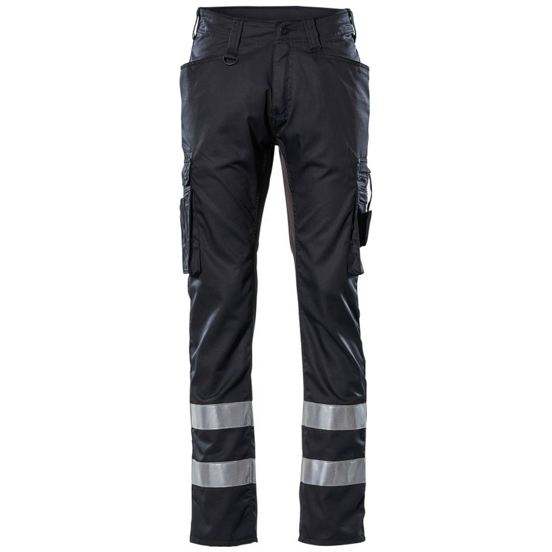 Schwarze Arbeitshosen mit Cargotaschen und reflektierenden silbernen Bändern in der Nähe der Unterschenkel, gezeigt auf weißem Hintergrund.