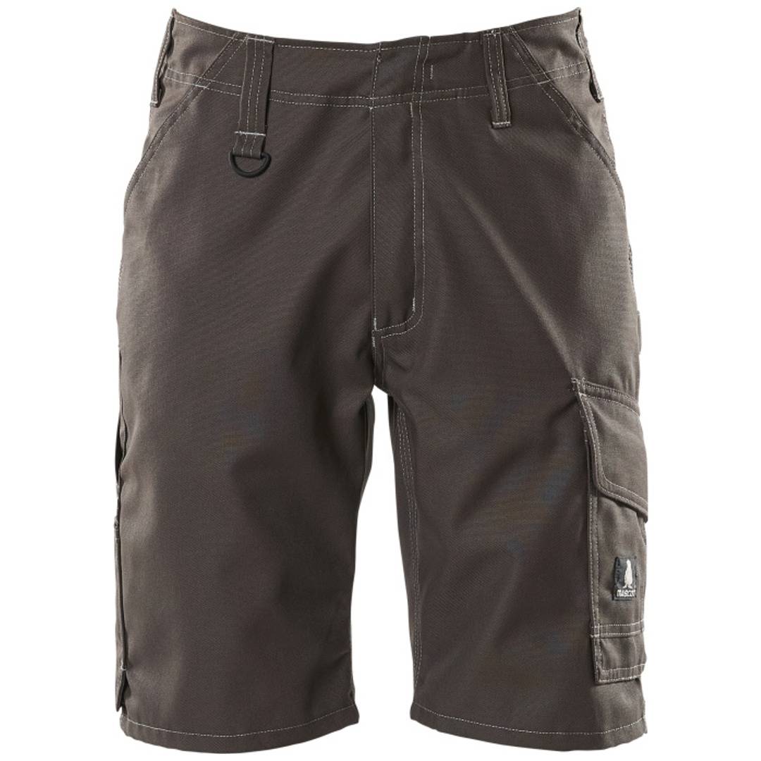 Braune Cargo-Shorts mit Vordertaschen, Gürtelschlaufen und Seitentasche mit Klappe, gezeigt auf weißem Hintergrund.
