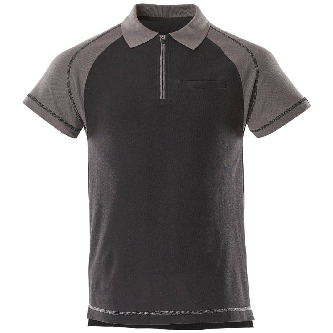 Dunkelgraues Kurzarm-Poloshirt mit hellgrauem Kragen und Ärmeln, Reißverschluss-Blende und Brusttasche auf weißem Hintergrund.
