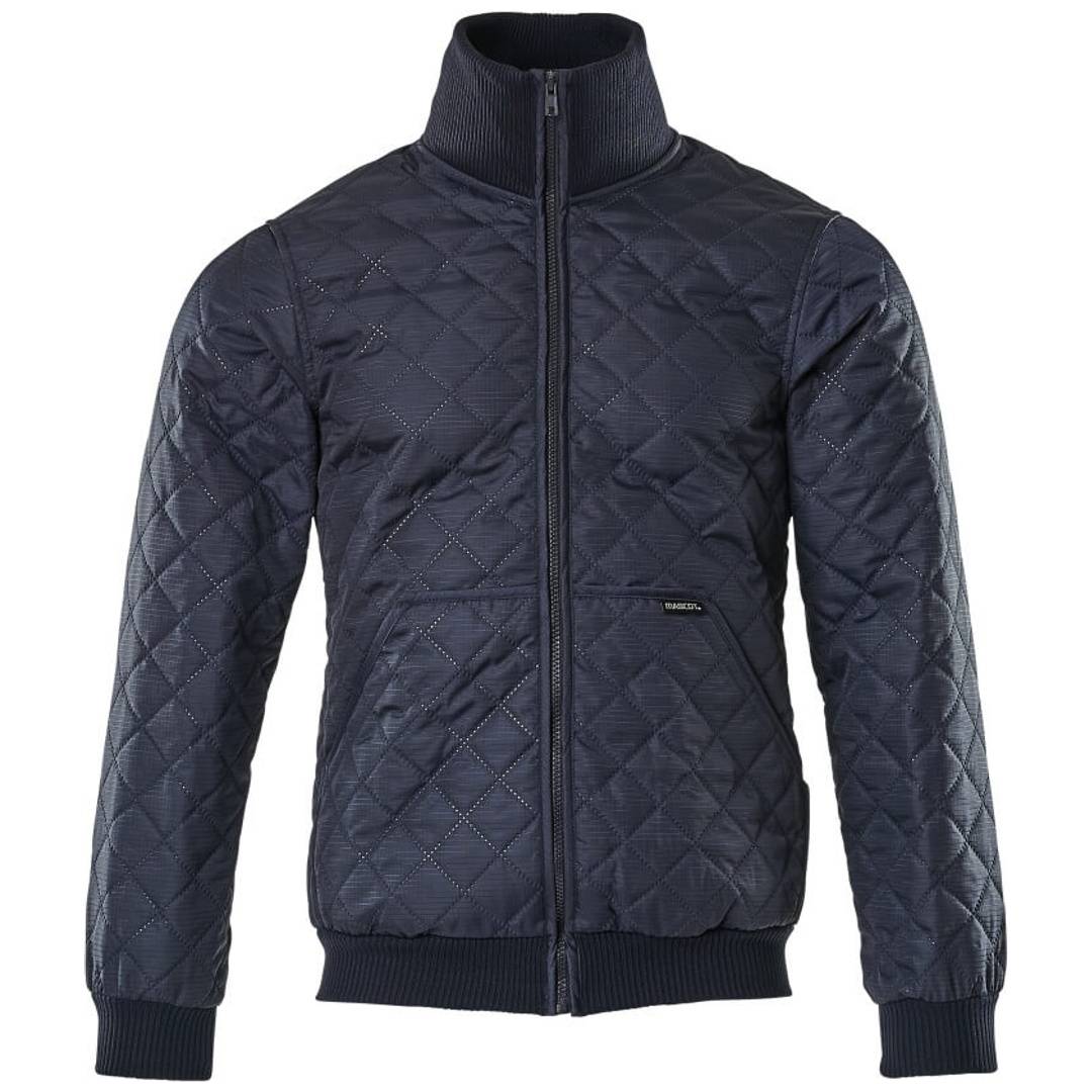 Marine Steppjacke mit Reißverschluss vorne, hohem Kragen und gerippten Bündchen und Saum, Vorderansicht auf weißem Hintergrund.