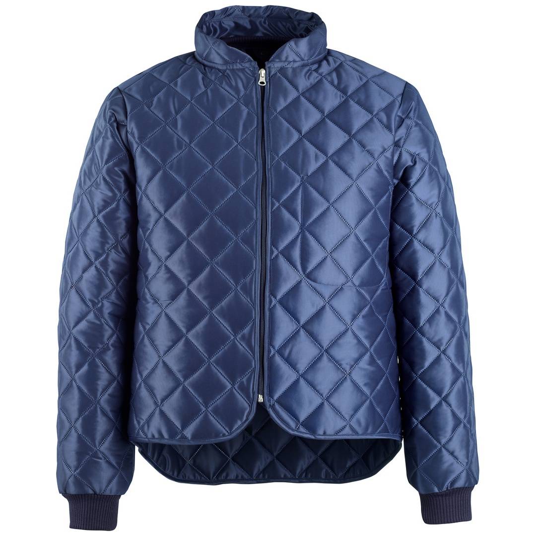 Blaue gesteppte Jacke mit Reißverschluss und hohem Kragen sowie gerippten Manschetten, Vorderansicht auf weißem Hintergrund gezeigt.