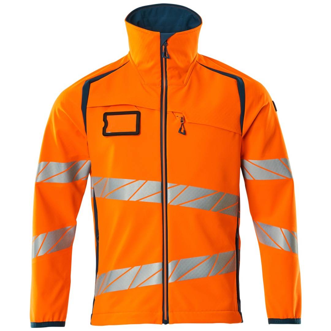 Leuchtend orangefarbige Warnschutzjacke mit Reißverschluss, reflektierenden silbernen Bändern und dunklem Besatz, Vorderansicht auf weißem Hintergrund.