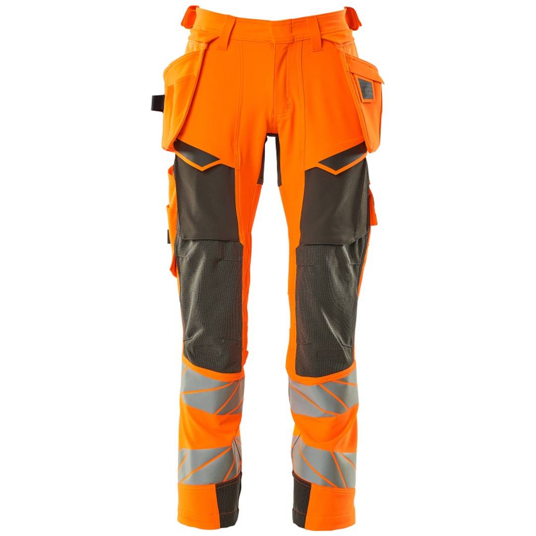 Hochsichtbare orange Arbeitshosen mit schwarzen verstärkten Kniebereichen, reflektierenden Streifen und mehreren Gebrauchstaschen, Vorderansicht auf weißem Hintergrund.