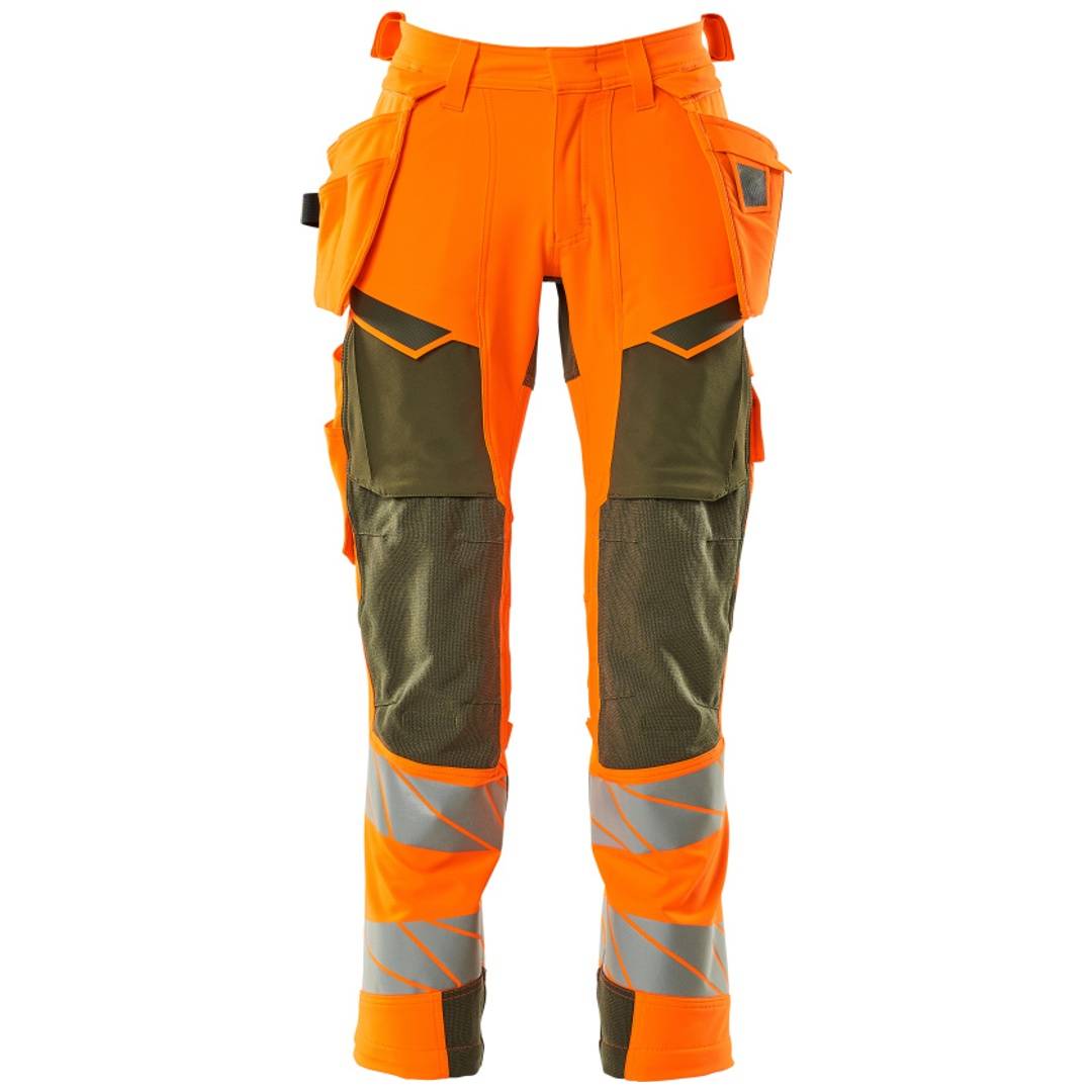 Hochsichtbare orange und olivfarbene Arbeitshosen mit reflektierenden Streifen, mehreren Taschen und verstärkten Knien, Vorderansicht auf weißem Hintergrund.