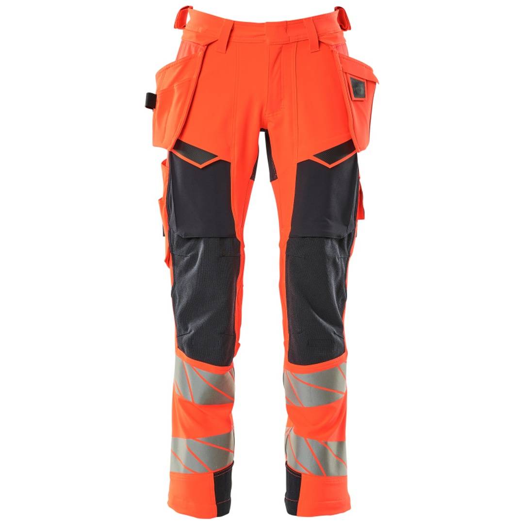 Hochsichtbare orangefarbene Arbeitshose mit schwarzen verstärkten Kniepanelen und reflektierenden Beinbändern, Vorderansicht auf weißem Hintergrund.