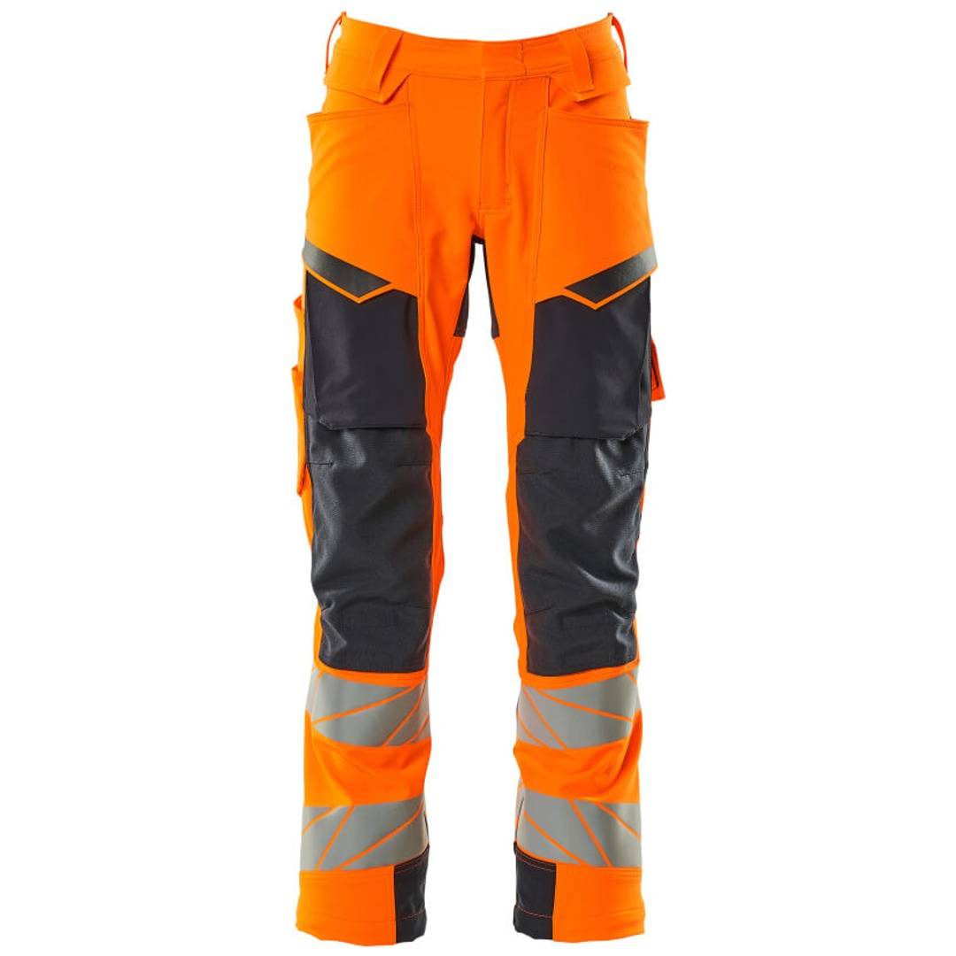 Orange und schwarze Warnschutzhosen mit reflektierendem Streifen und verstärkten Kniepartien, Vorderansicht auf weißem Hintergrund.