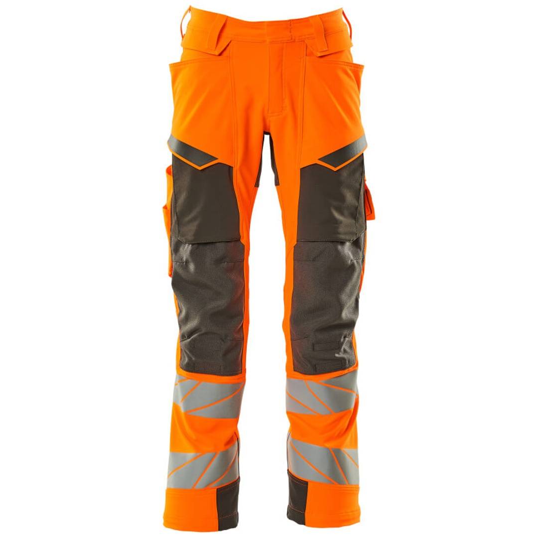 Hochsichtbare orange Arbeitshosen mit dunklen verstärkten Kniepartien und reflektierenden Bändern an den Beinen.