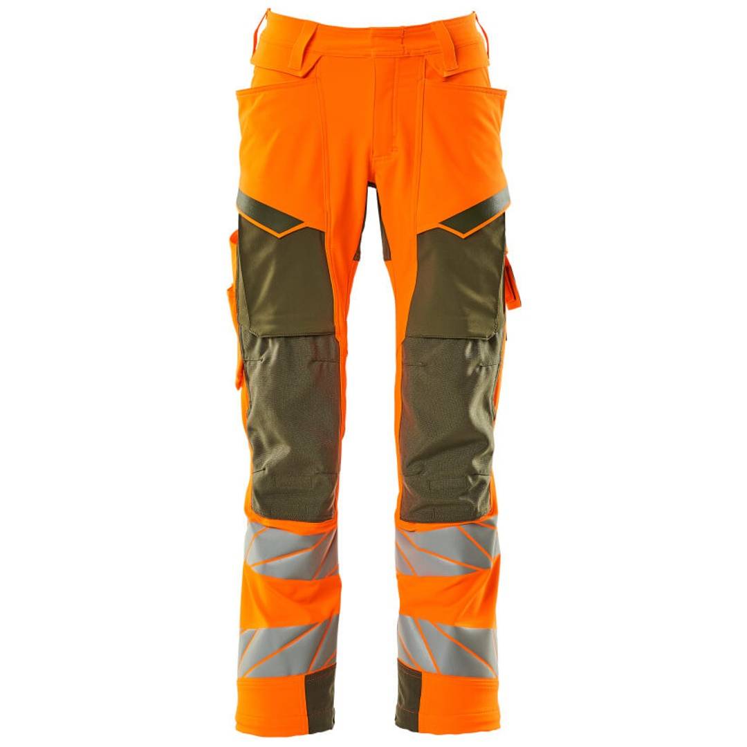 Orange- und olivfarbene Hochsichtbarkeitshosen mit reflektierenden Unterschenkelbändern und verstärkten Kniepartien, Vorderansicht auf weißem Hintergrund.