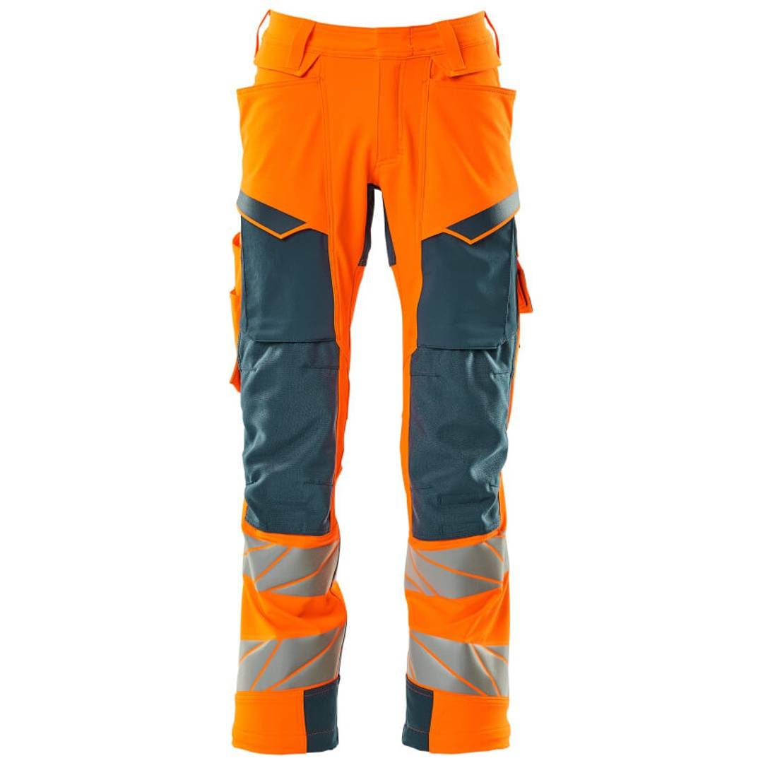 Hochsichtbarkeitsbereiche Arbeitshosen in Orange und Dunkelgrau mit Reflektorbändern und Cargotaschen, Frontansicht auf weißem Hintergrund.