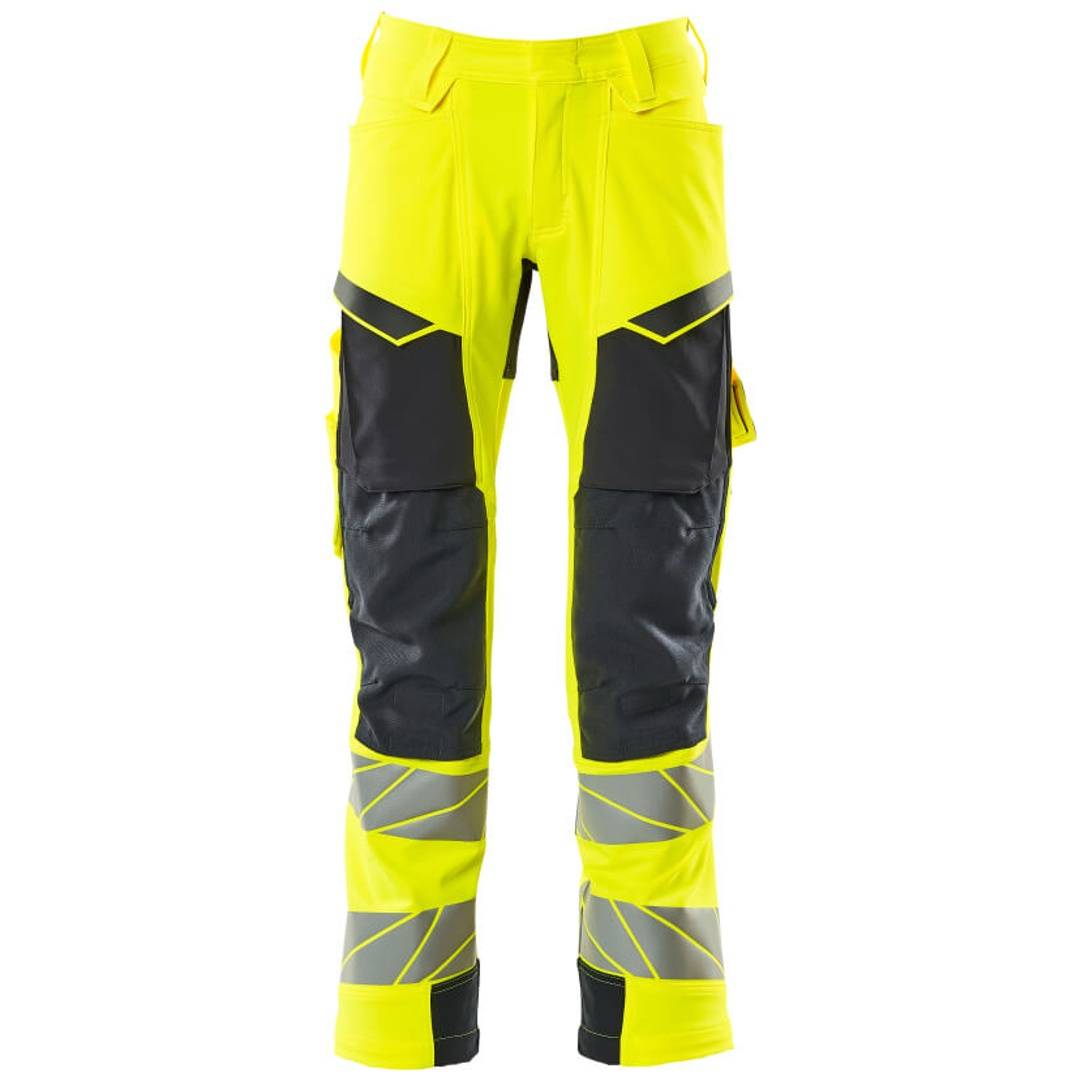 Hochsichtbare gelb-schwarze Arbeitshosen mit reflektierendem Streifen und verstärkten Taschen, Vorderansicht auf weißem Hintergrund.