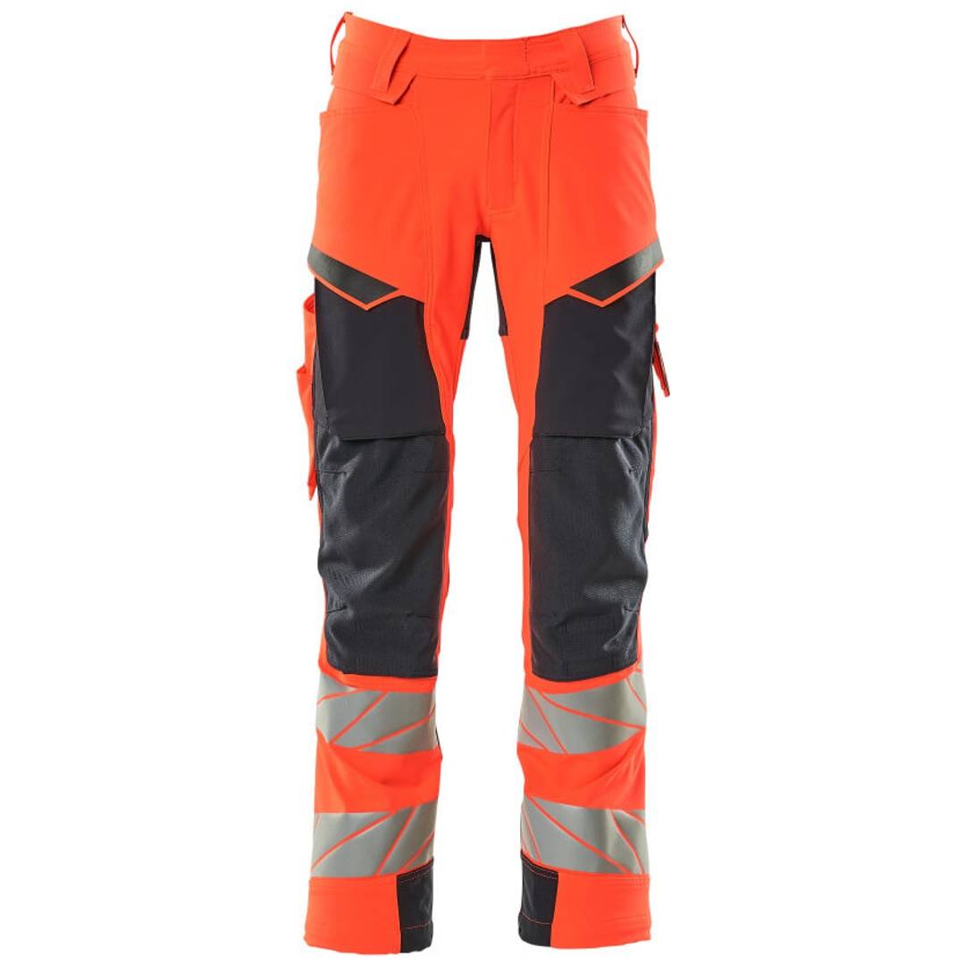 Hochsichtbare orange-schwarze Arbeitshosen mit reflektierenden silbernen Bändern an den Unterschenkeln, Vorderansicht auf weißem Hintergrund dargestellt.