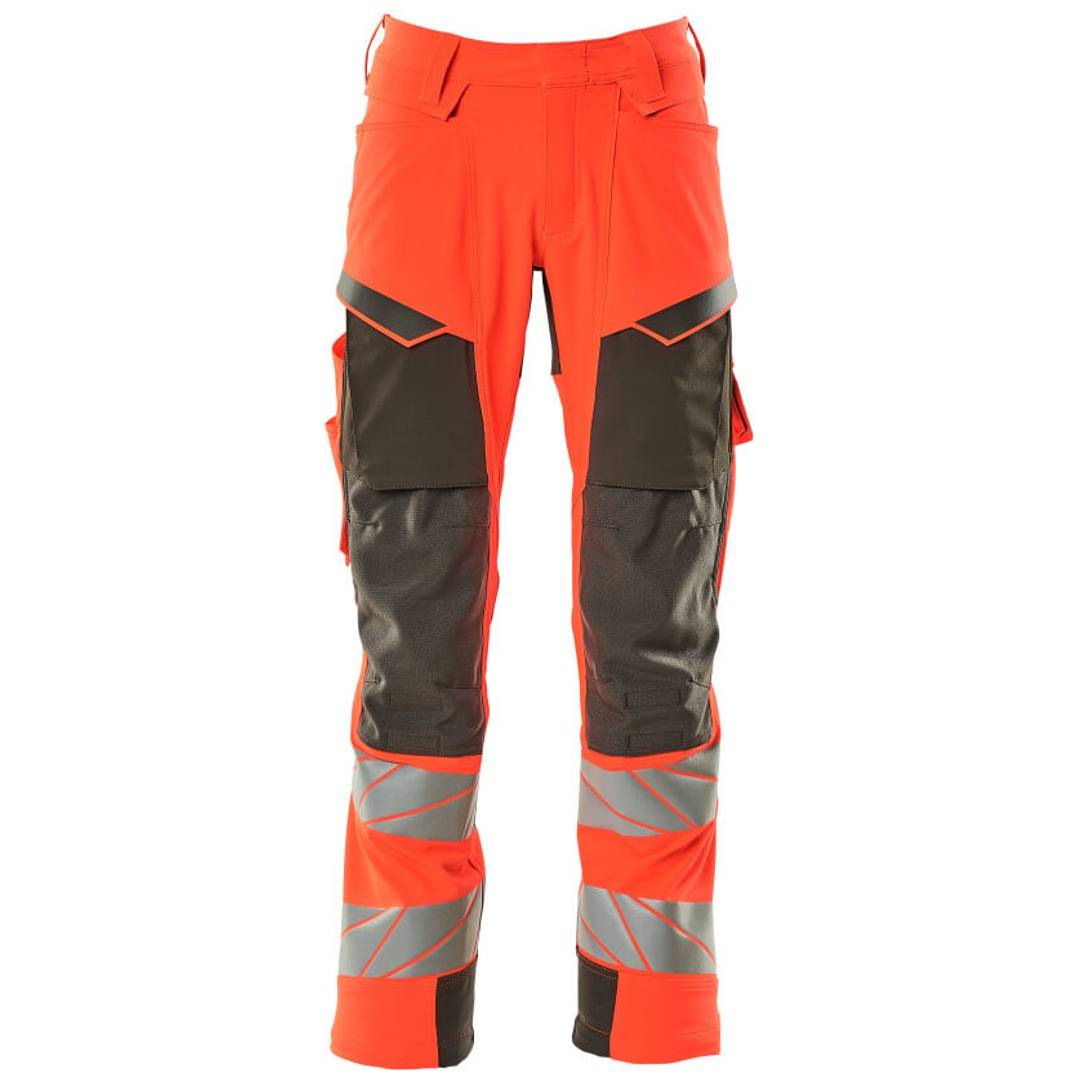 Hochsichtbare orange-schwarze Arbeitshosen mit reflektierenden Bändern an den Unterschenkeln, Vorderansicht auf weißem Hintergrund.