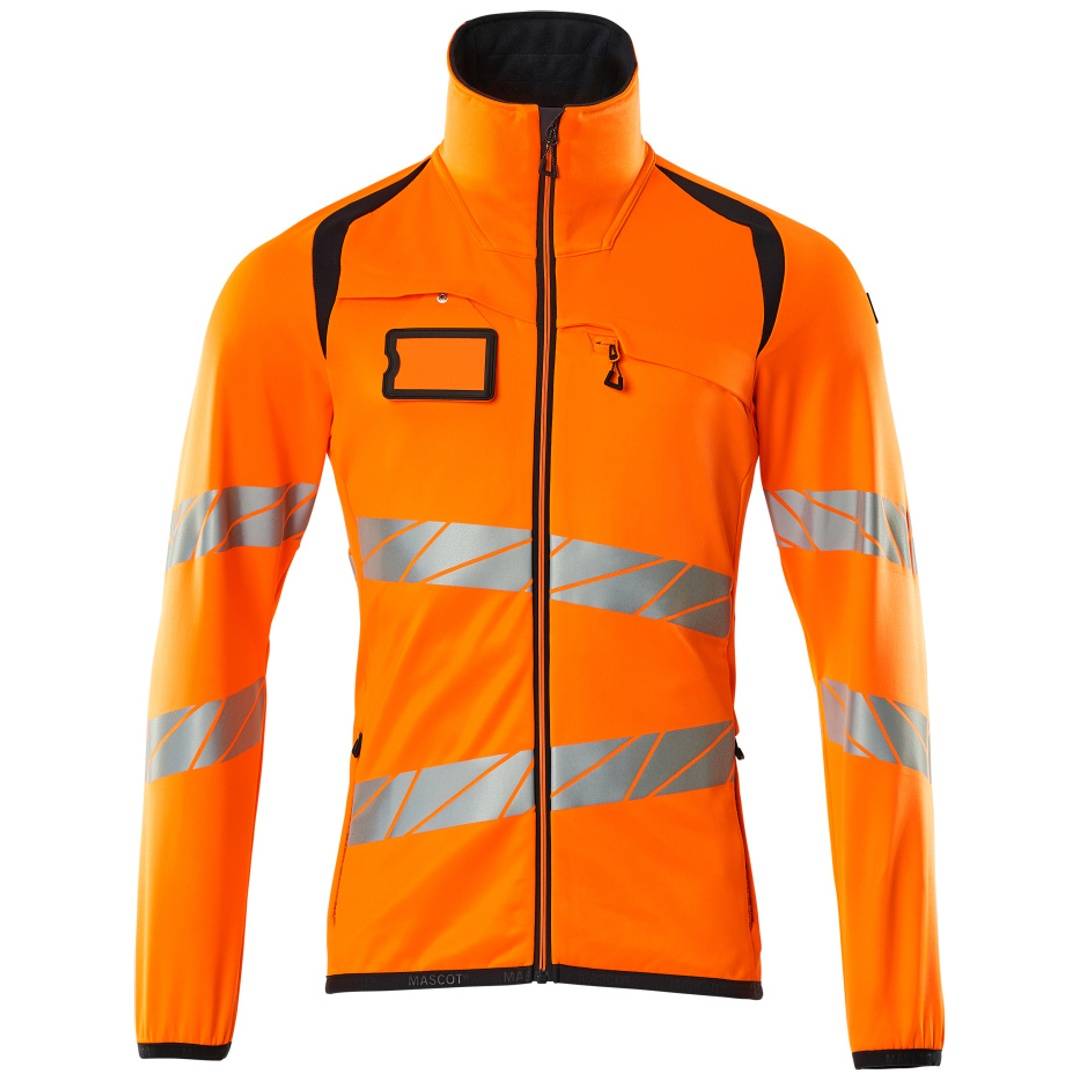 Orange Warnschutzjacke mit Reißverschluss, reflektierenden silbernen Streifen und schwarzem Besatz, Vorderansicht auf weißem Hintergrund dargestellt.