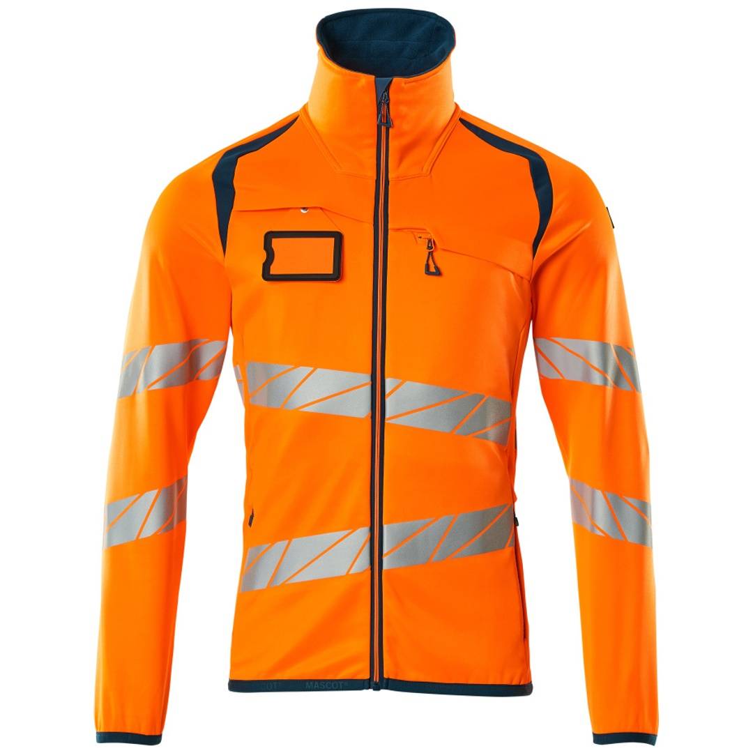 Orange Warnweste mit reflektierenden silbernen Streifen, Frontreißverschluss und dunkler Einfassung auf weißem Hintergrund.