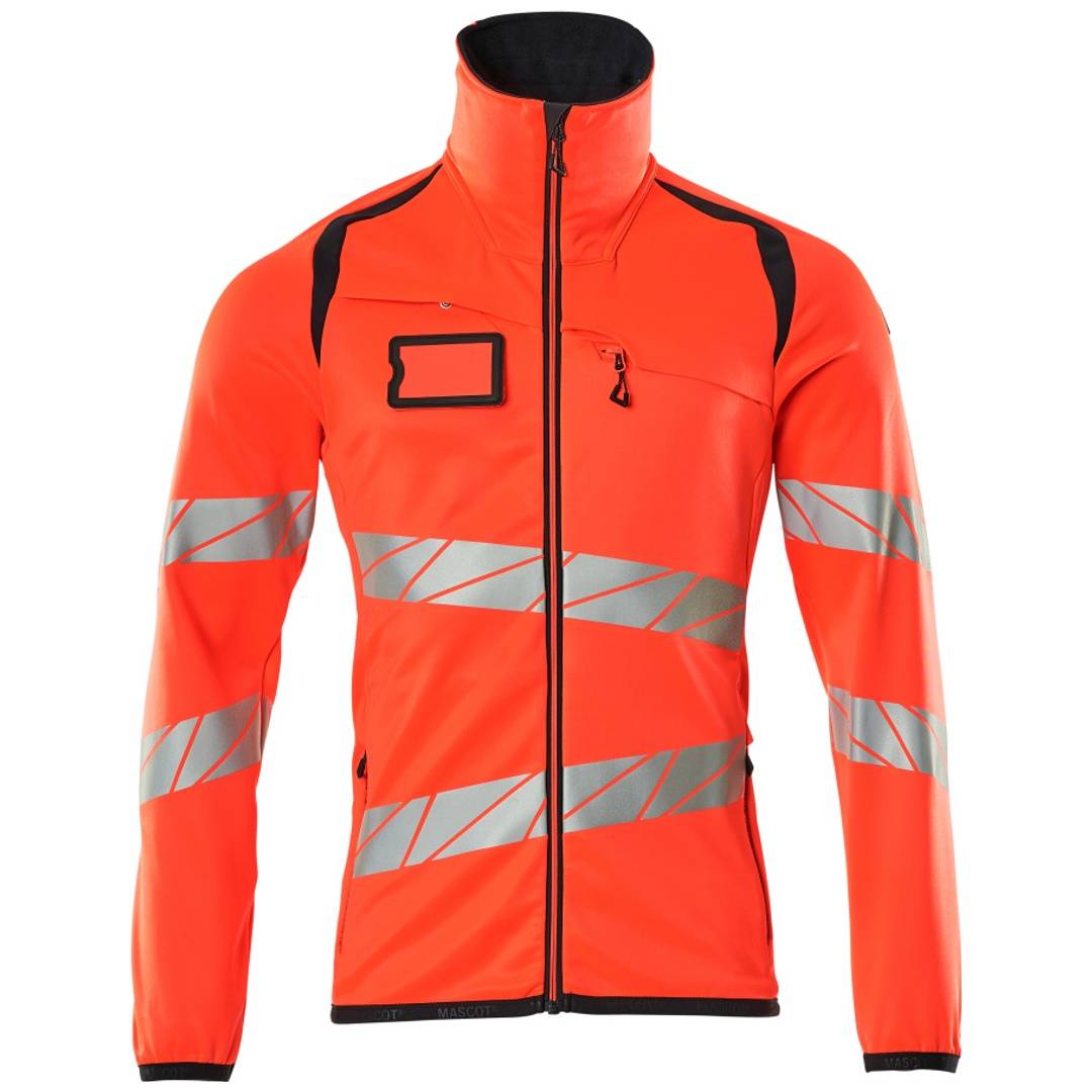Leuchtend orangefarbene Hochsichtbarkeitsjacke mit Reißverschluss, reflektierenden silbernen Streifen und schwarzem Besatz auf weißem Hintergrund.