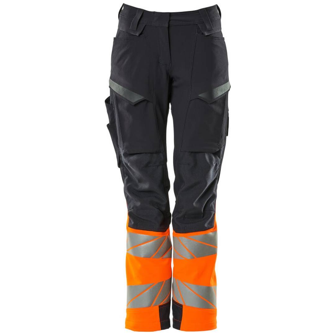 Schwarze Arbeitshosen mit Cargotaschen und leuchtend orangefarbenen reflektierenden Beinen, Vorderansicht auf weißem Hintergrund.