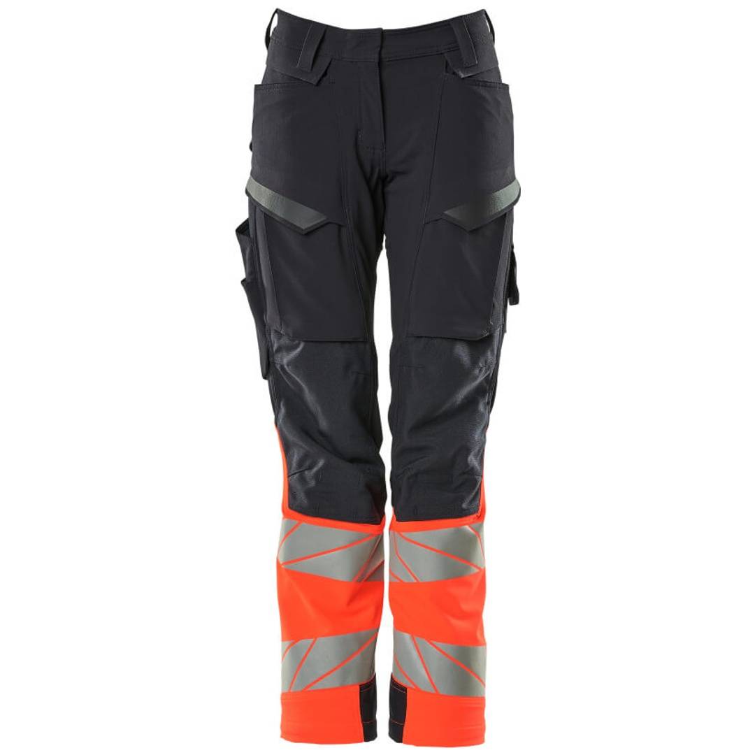 Schwarze Arbeitshosen mit Cargotaschen und hellen orangefarbenen reflektierenden Bändern um die Unterschenkel, von vorne auf weißem Hintergrund dargestellt.