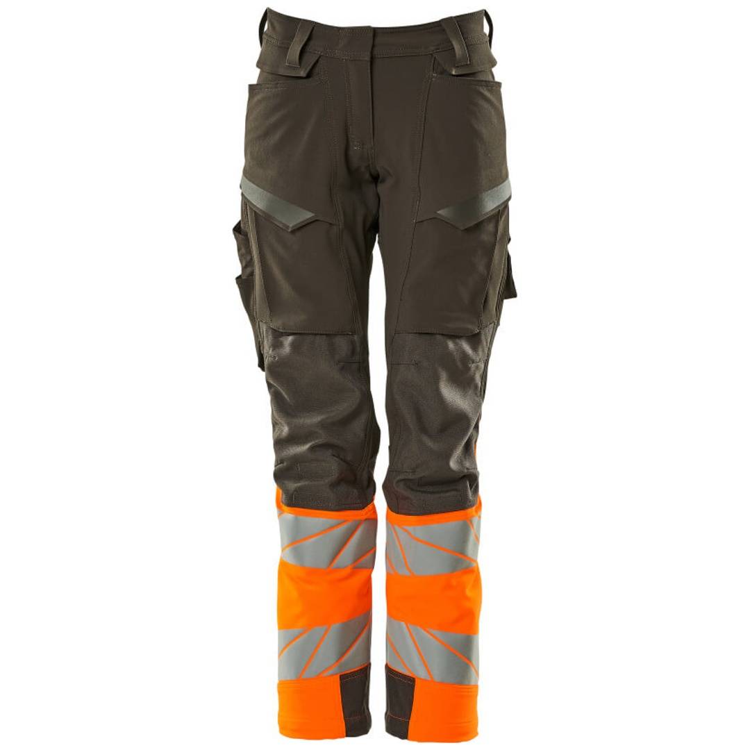Hochsichtbare Arbeitshosen mit orangefarbenen Reflektorbändern an den Unterschenkeln und dunklen Cargotaschen oben.