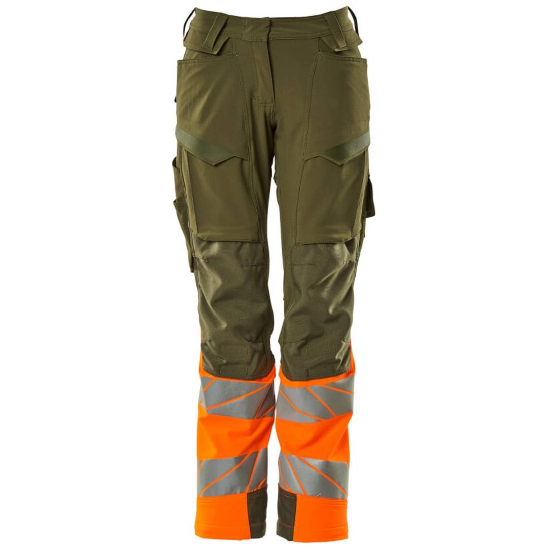 Olivgrüne Cargo-Arbeitshosen mit leuchtend orangefarbenen und reflektierenden Silberstreifen um die unteren Beine.