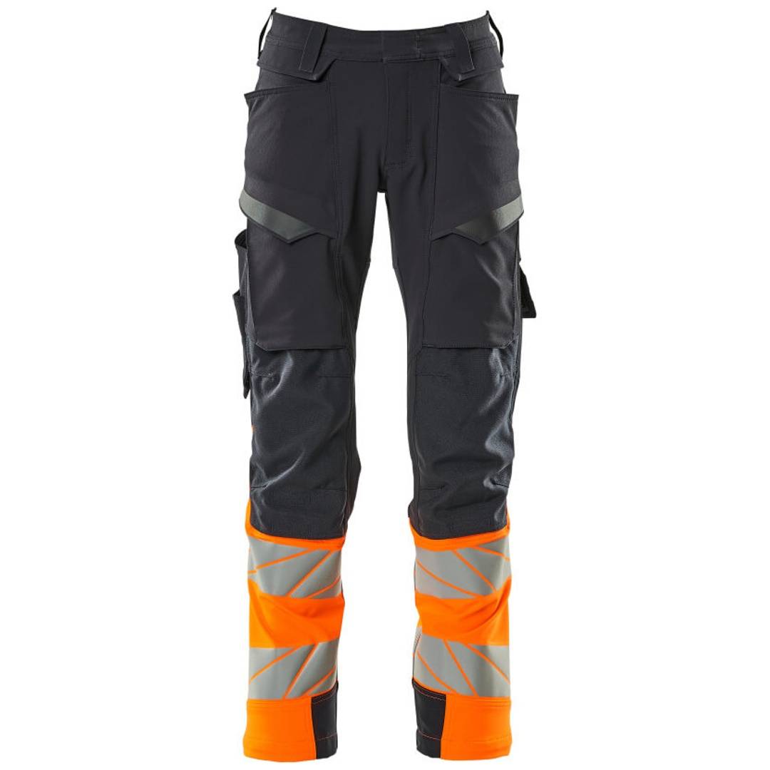 Arbeitskleidung mit hoher Sichtbarkeit in Schwarz mit orangefarbenen und grauen reflektierenden Beinteilen, Vorderansicht auf weißem Hintergrund.