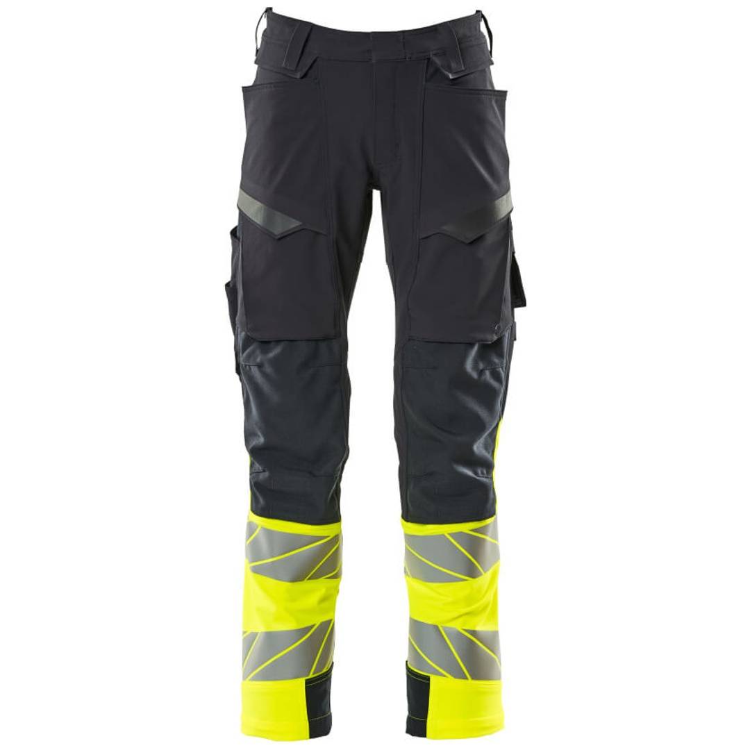 Warnschutzarbeitshose, schwarz mit neonorangefarbenen reflektierenden Unterschenkeln, Vorderansicht auf weißem Hintergrund.