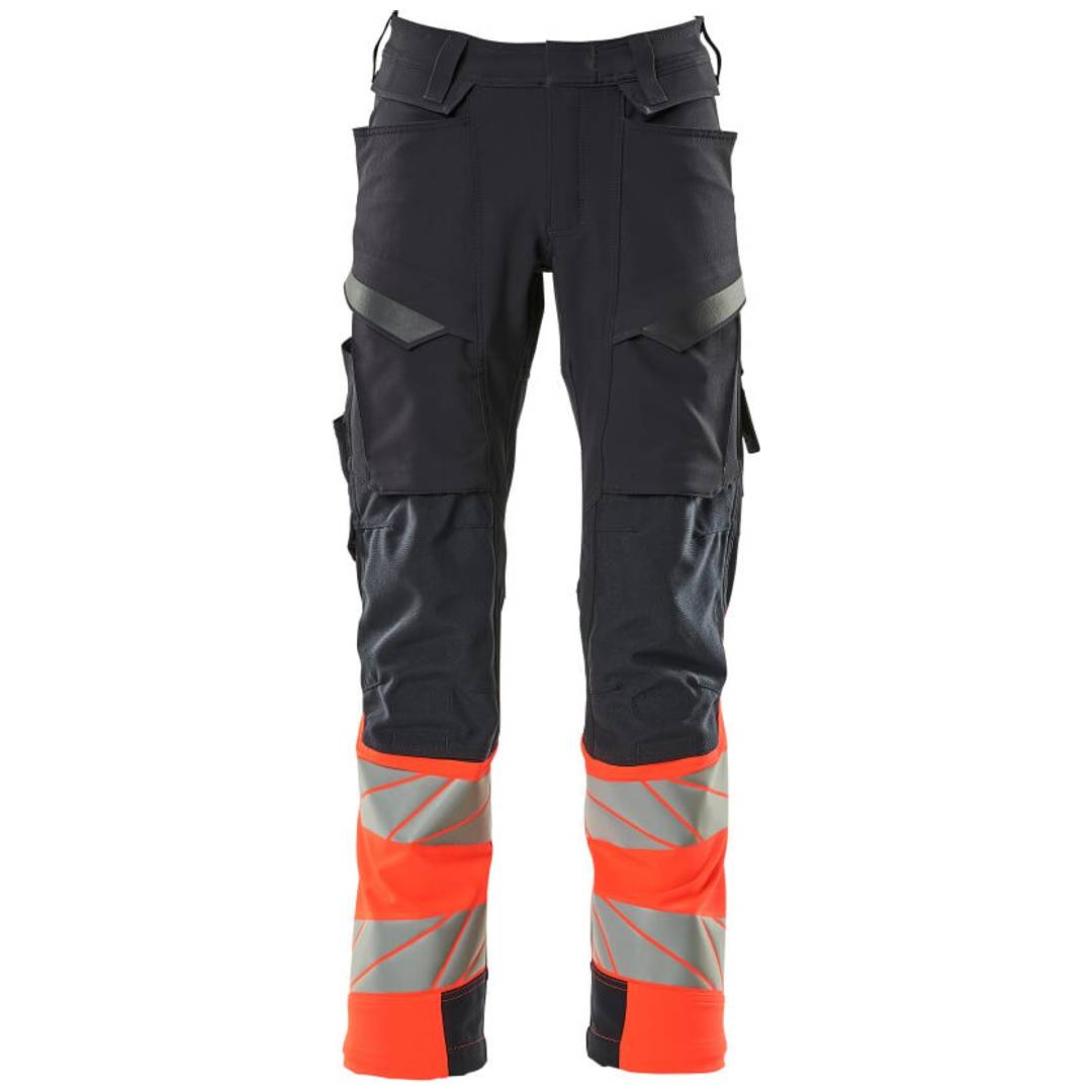 Schwarze Arbeitshosen mit Cargotaschen und leuchtend orangefarbigen reflektierenden Unterschenkeln, Vorderansicht auf weißem Hintergrund.