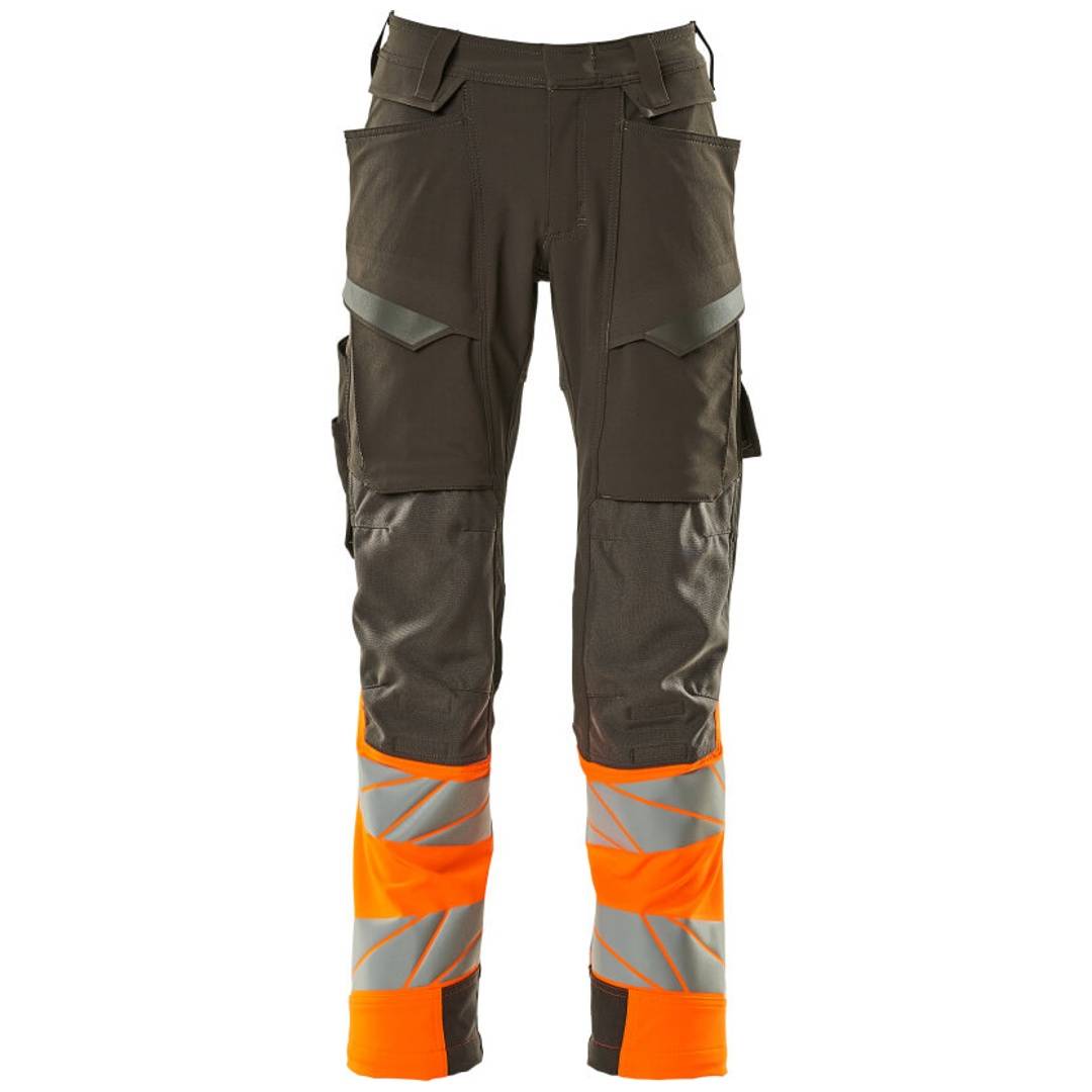 Dunkle Arbeitshose mit orangefarbigen und reflektierenden grauen Unterschenkel-Paneelen, Frontansicht auf weißem Hintergrund.