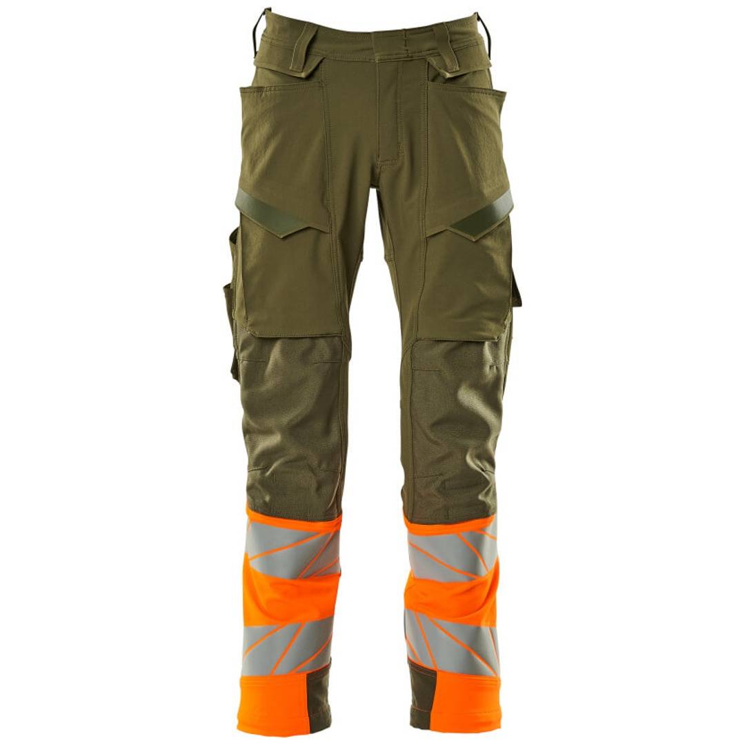 Olivenfarbene Arbeitshose mit leuchtend orange und reflektierend grauem Sicherheitsband am unteren Beinbereich, in der Frontansicht auf weißem Hintergrund gezeigt.