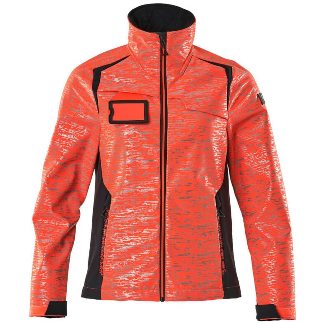 Orange-schwarze Reißverschlussjacke mit hohem Kragen, langen Ärmeln, Seitenpaneelen und einem Brustflicken, von vorne auf weißem Hintergrund gezeigt.