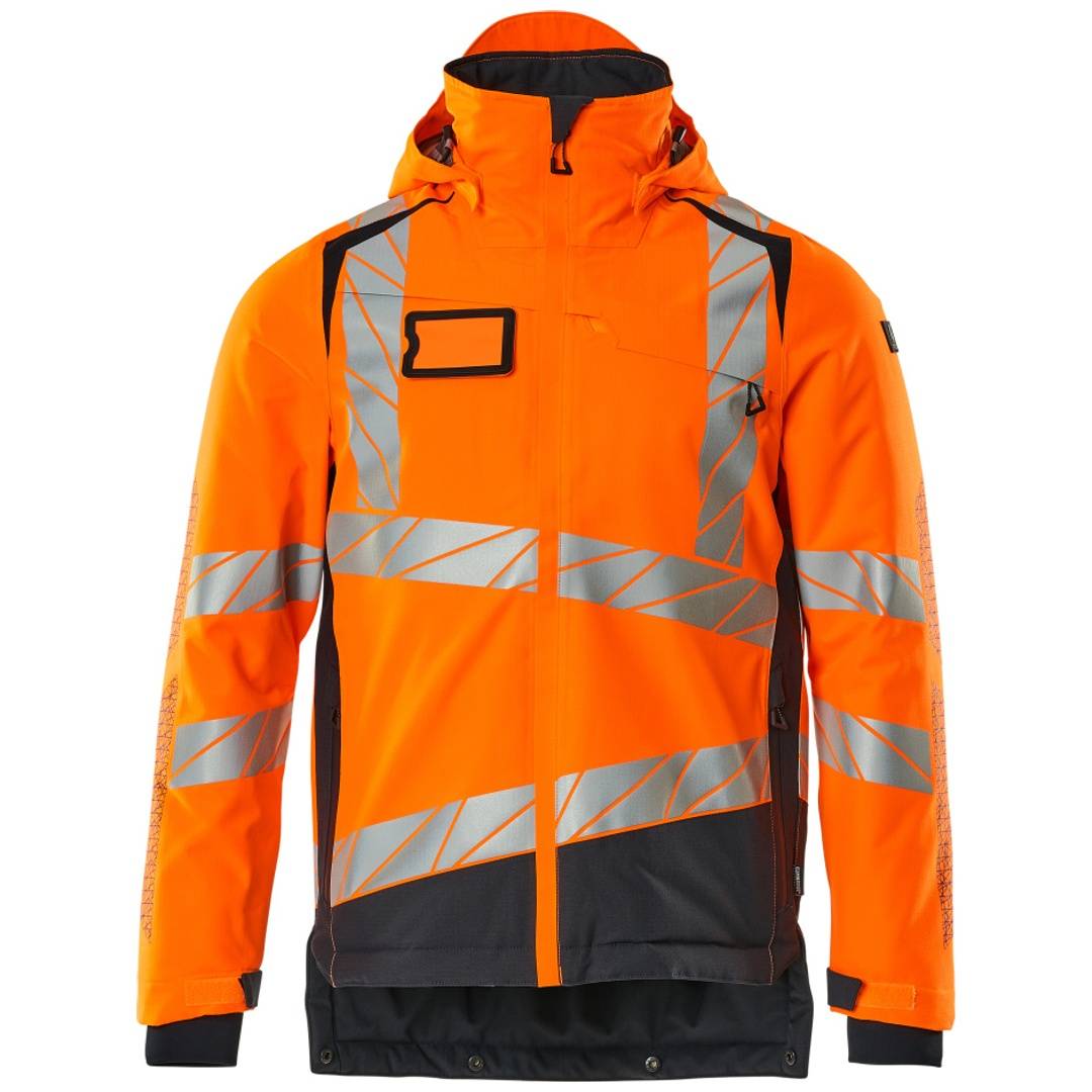 Hochsichtbare orangefarbene Kapuzenjacke mit reflektierenden silbernen Streifen und schwarzem Besatz, Vorderansicht auf einfachem Hintergrund dargestellt.
