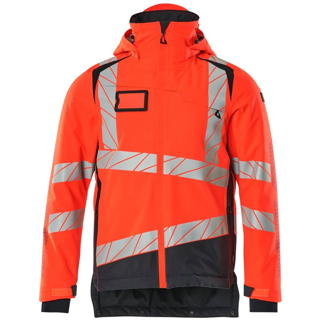 Leuchtend orangefarbene Sicherheitsjacke mit wasserdichtem Material, reflektierenden silbernen Streifen und schwarzen unteren Paneelen, Vorderansicht auf einfachem Hintergrund gezeigt.