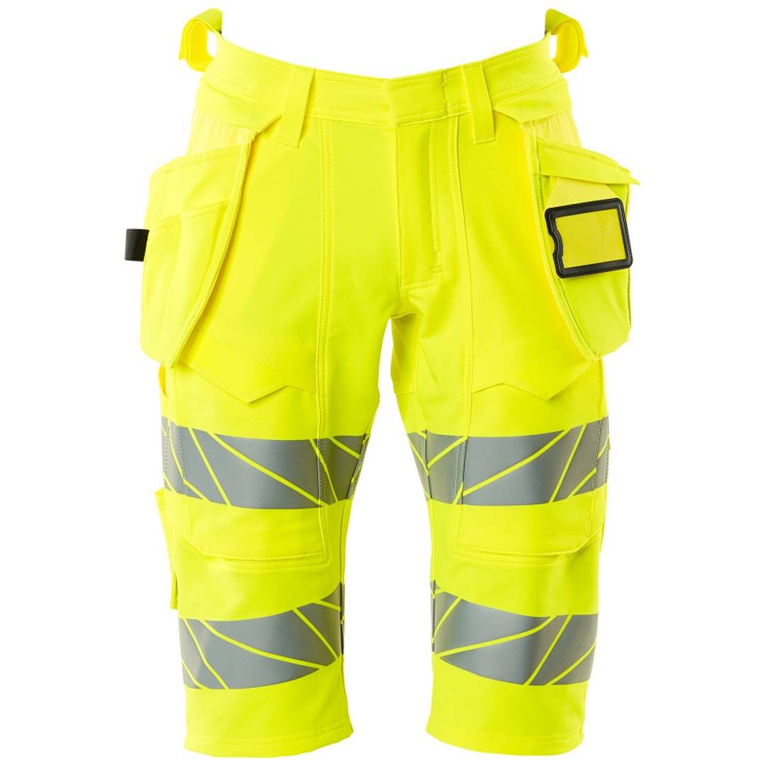 Hochsichtbare neongelbe Arbeitshorts mit grauen Reflektorbändern und mehreren Nutzungstaschen auf weißem Hintergrund.