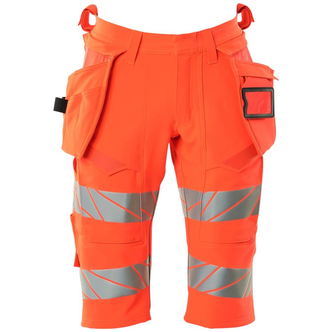Leuchtend orange Arbeitsshorts mit hoher Sichtbarkeit, reflektierenden silbernen Bändern und Cargotaschen auf weißem Hintergrund.
