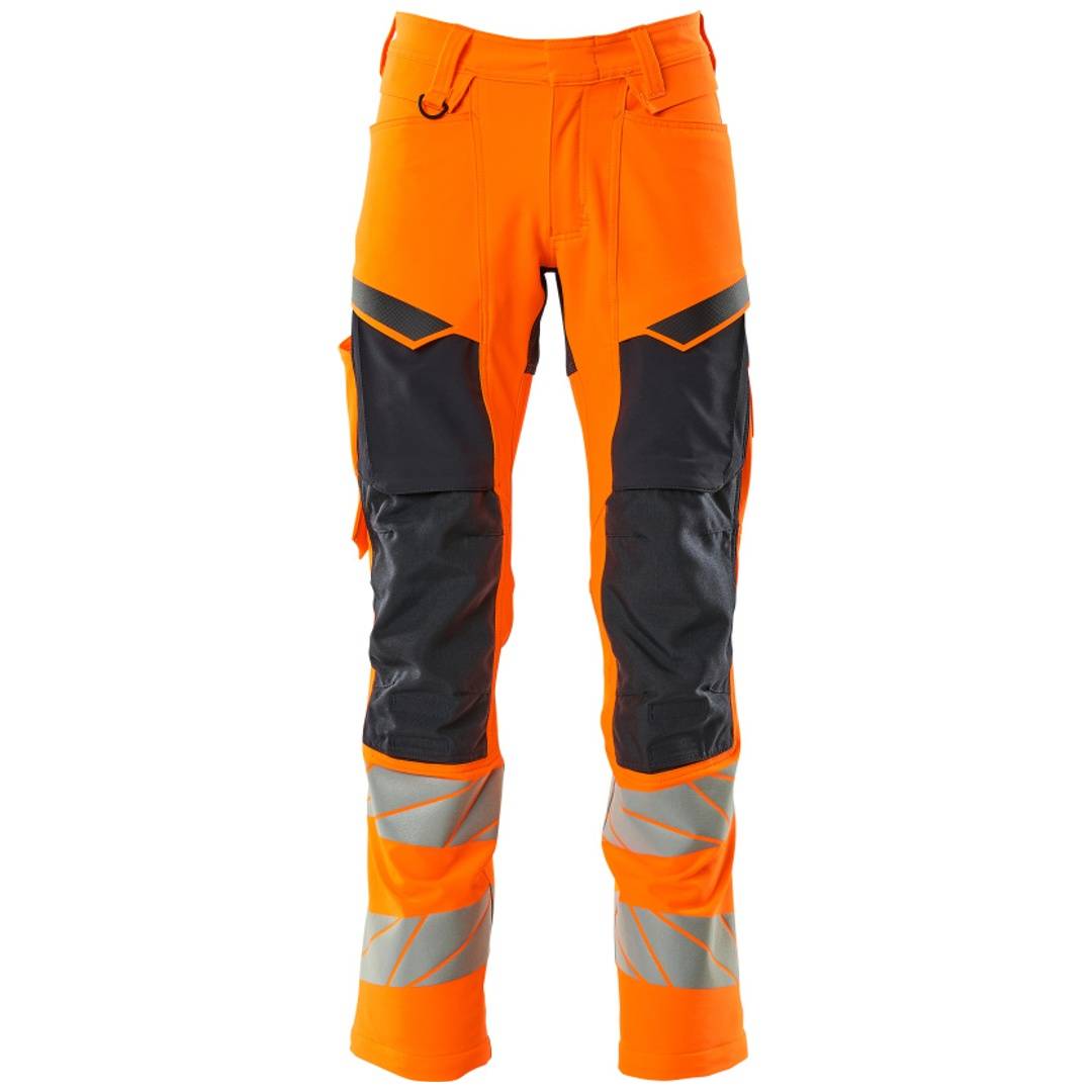 Hochsichtbare orange Arbeitshosen mit dunkelgrauen verstärkten Kniepartien und reflektierenden Bändern an den Unterbeinen.