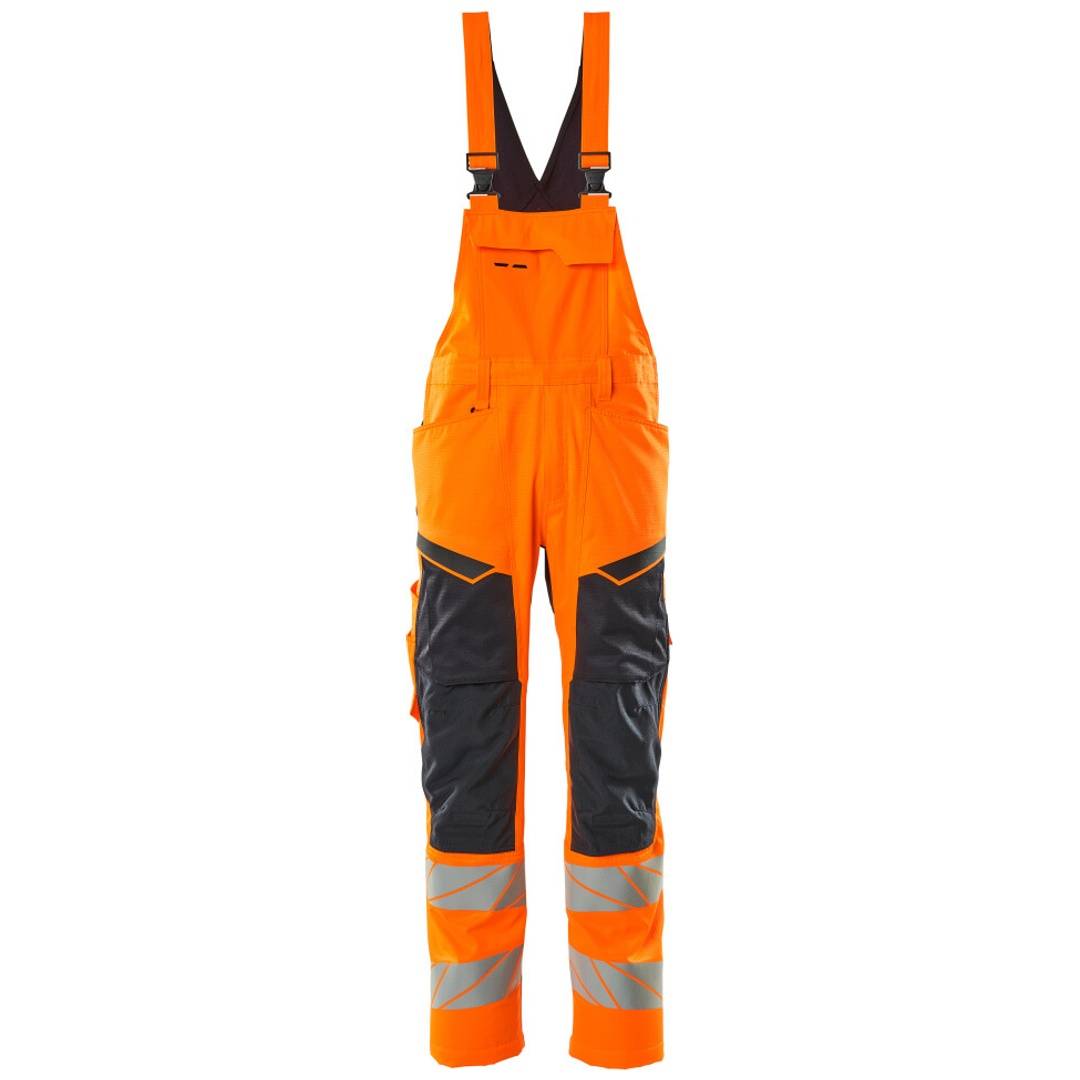 Hochsichtbare orangefarbene Arbeitsoveralls mit schwarzen Kniepanels und reflektierenden Bändern, isoliert auf weißem Hintergrund dargestellt.
